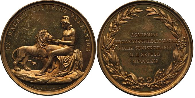 1861 Universitetets 50-års jubileum Universitetet i Oslo ble opprettet av kong Frederik VI i 1811. Derfor ble universitetet døpt Universitas Regia Fredericiania som en takk for opprettelsen. Det var ingen selvfølge at det skulle bli et universitet i Norge, det var en lang prosess hvor mange sentrale nordmenn hadde vært med å legge press på kongen. Når det først ble opprettet fikk det en sentral plass i norsk åndsliv. Det er i denne sammenheng denne medaljens bilde må tolkes. Universitetet representert ved Ganymede lar det norske folk representert ved løven drikke av morgenduggen som var forbeholdt gudene.Utgitt i Nygull:100 stk
