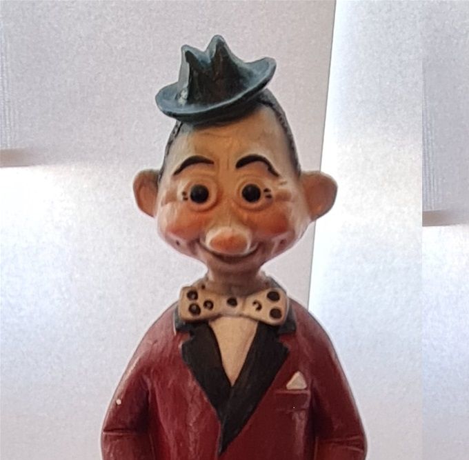 De 2 her den røde og blå ble kjøpt på et marked og verdien på de ligger rundt Kr.1800 pr stk. Ivo Caprino begynte å male de røde og blå da farge-TV kom i 71-72. Siden disse er håndmalte, kan en finne forskjeller i både i påføring av maling og fargenyanser.
