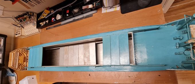 Mellomdekks-lukene tilpasset og lakkert samme er lukkene til hovudlukke gjort. Lukene på hovudluke er MacGregor luker.